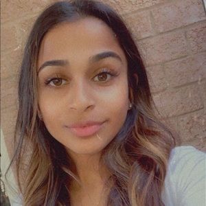 Meet your Posher, Alexis